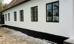 Byte av fönster på ett 1800-tals hus. Samt putsning. Utfört i Västra Ingelstad.